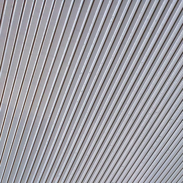 Detail van de polycarbonaat lichtplaat 16 mm, helder/antraciet gestreept, schuin