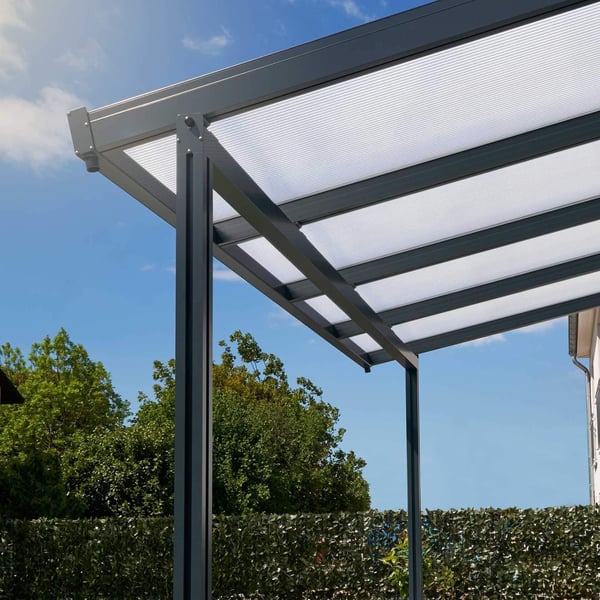 Polycarbonaat kanaalplaat 16 mm, helder/wit gestreept, gemonteerd op een terrasoverkapping