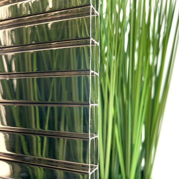 Detail van de 16 mm polycarbonaat lichtplaat brons, driewandige structuur met ribben