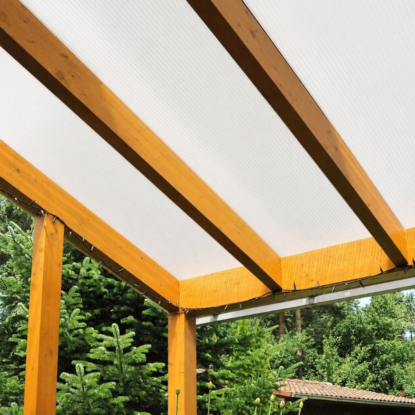 Houten terrasoverkapping met opaal witte Scobalit polycarbonaat lichtplaten