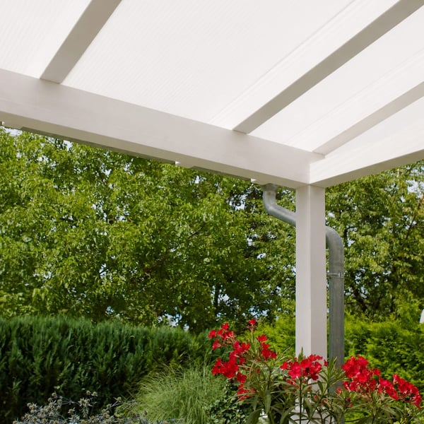 Witte terrasoverkapping met opaal witte Scobalit polycarbonaat lichtplaten en dakgoot