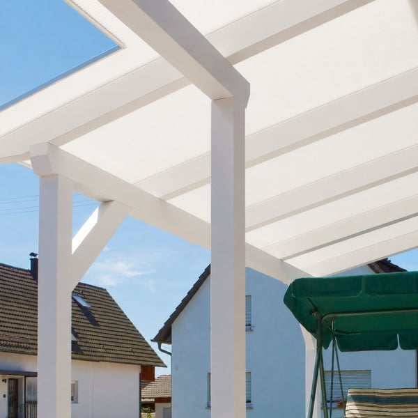 Witte terrasoverkapping met opaal witte Scobalit polycarbonaat lichtplaten en schommel