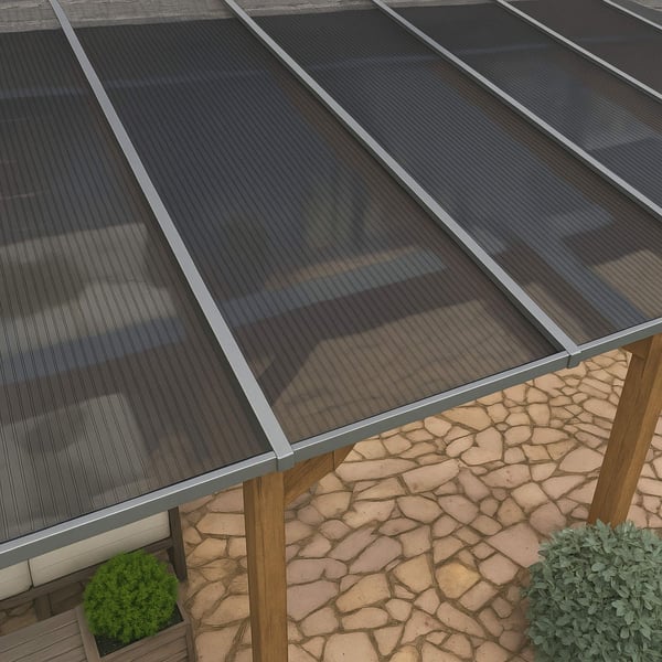 Polycarbonaat kanaalplaat 16 mm antraciet als terrasoverkapping op houtconstructie, bovenaanzicht