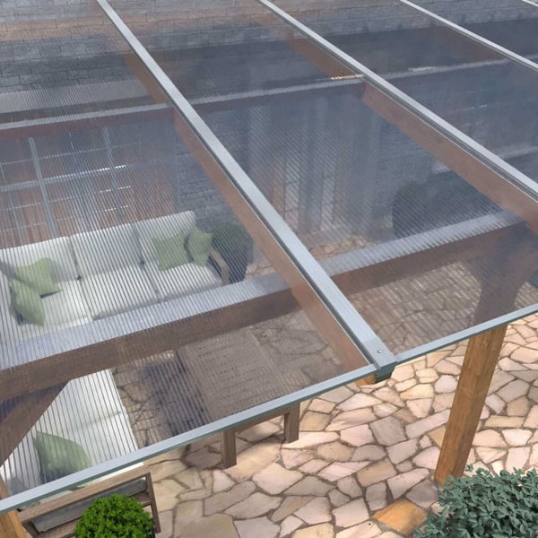Plaatsing van de heldere 16 mm polycarbonaat kanaalplaten als terrasoverkapping op een houten constructie