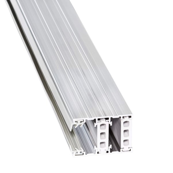 Aluminium profiel voor kanaalplaat, met zichtbare kamers en bevestigingsgleuven, licht gedraaid