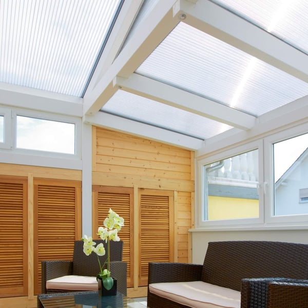 Helder polycarbonaat lichtplaat 25 mm als dak van een serre, interieur met houten wanden