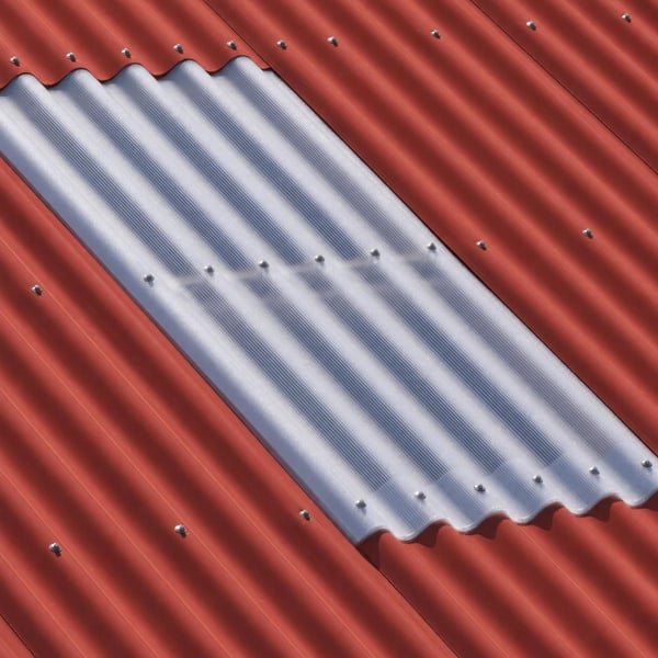 Detail van terracotta golfplaten met transparante lichtplaat en bevestigingsschroeven