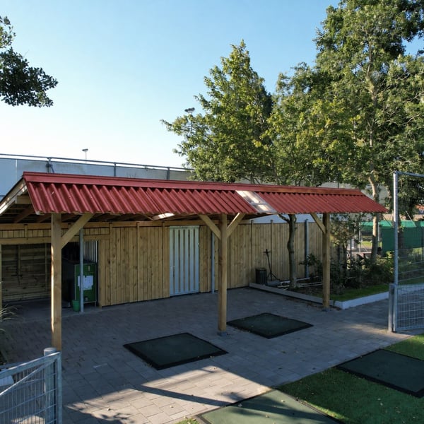 Overkapping met terracotta golfplaten dak en houten constructie