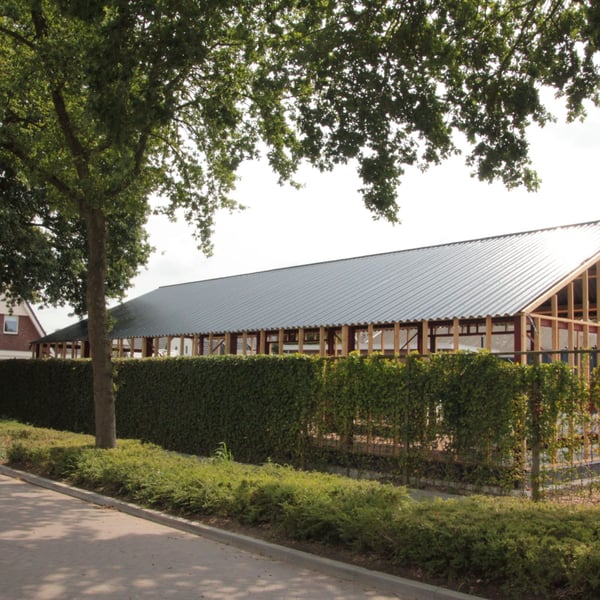 Donkergrijze golfplaten van Stabipol op een groot gebouw met houten constructie, verlegd