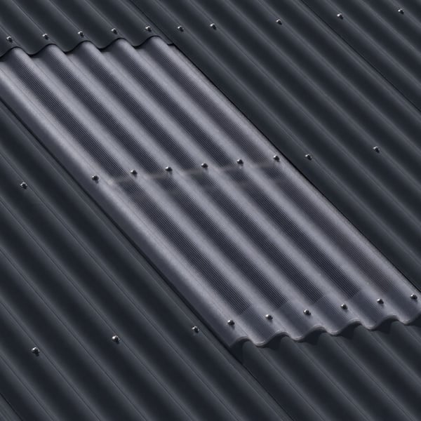 Detail van donkergrijze golfplaten met een transparante lichtplaat, gemonteerd met schroeven