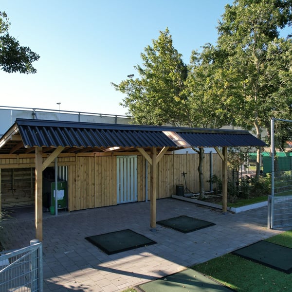 Donkergrijze golfplaten van Stabipol op een houten carport met lichtplaten, verlegd