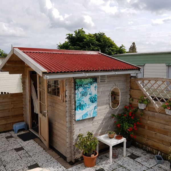 Polyester golfplaten terracotta 0,85 mm als dakbedekking op een houten tuinhuisje