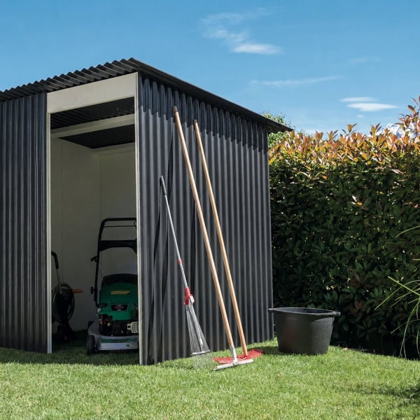 Donkergrijze golfplaten als dak en wanden van een tuinhuisje, met tuingereedschap