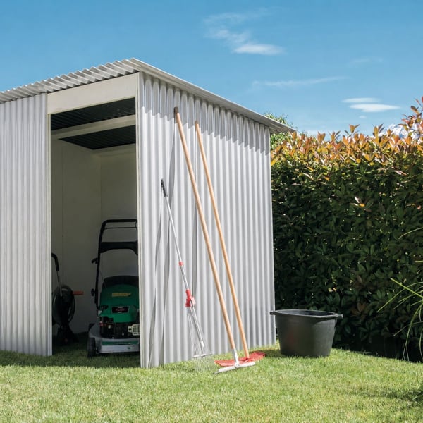Lichtgrijze Stabipol golfplaten van polyester als wand- en dakbedekking van een tuinschuurtje