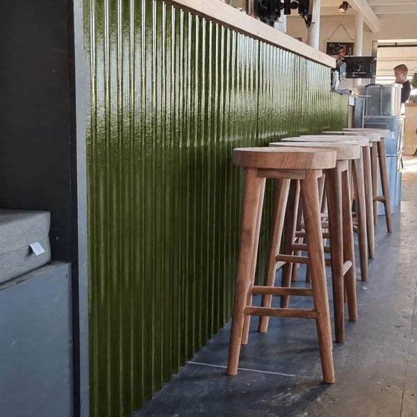 Stabipol golfplaten van polyester 0,85 mm groen als wandbekleding in een interieur