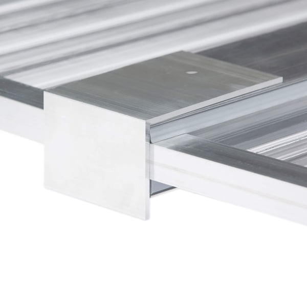 Remhoek van blank aluminium, zijdelings gemonteerd aan een profielplaat