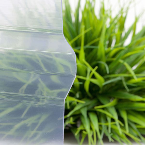 PVC damwandplaat, 1,40 mm, helder, licht blauw getint, detailweergave van de profielstructuur voor plantenachtergrond