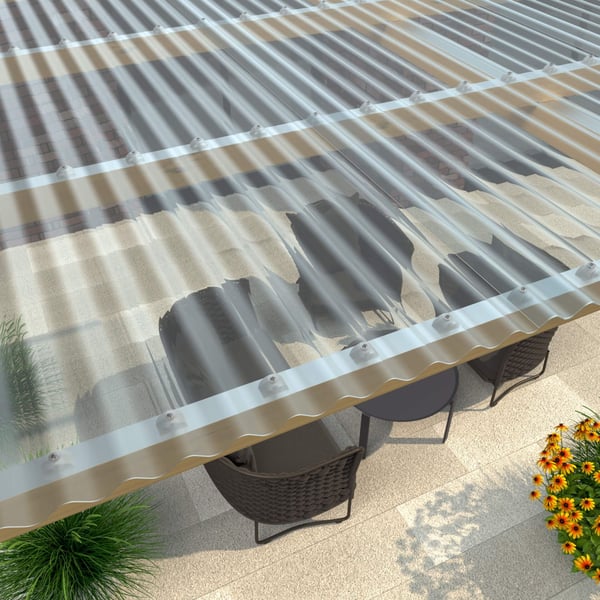 Gelegde PVC golfplaten 76/18, 1,30 mm, helder, op een terrasoverkapping