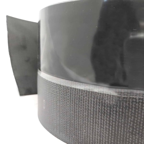 Detail randfixatiestrip EPDM zwart, rol met structuur van de onderzijde
