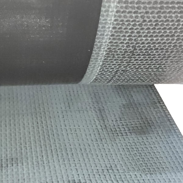 Detail randfixatiestrip EPDM zwart, onderzijde met fijne structuur