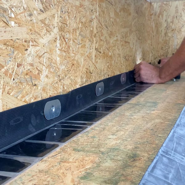 Montage randfixatiestrip EPDM zwart, bevestiging met schroeven aan houten ondergrond