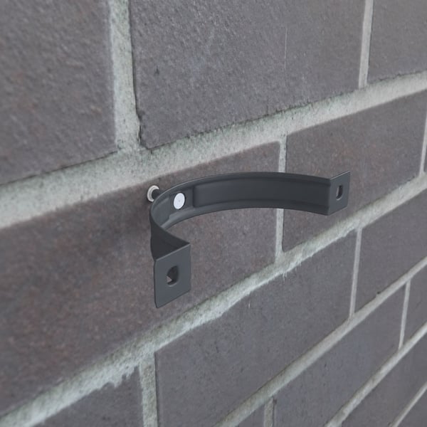 Grafietgrijze fallrohrschelle van staal, 50 µm polyurethaan coating, gemonteerd aan bakstenen muur