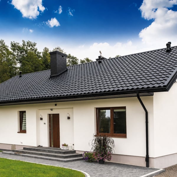 Witte woning met gitzwarte dakgoten en regenpijpen, inclusief regenpijpbeugels, Niagara