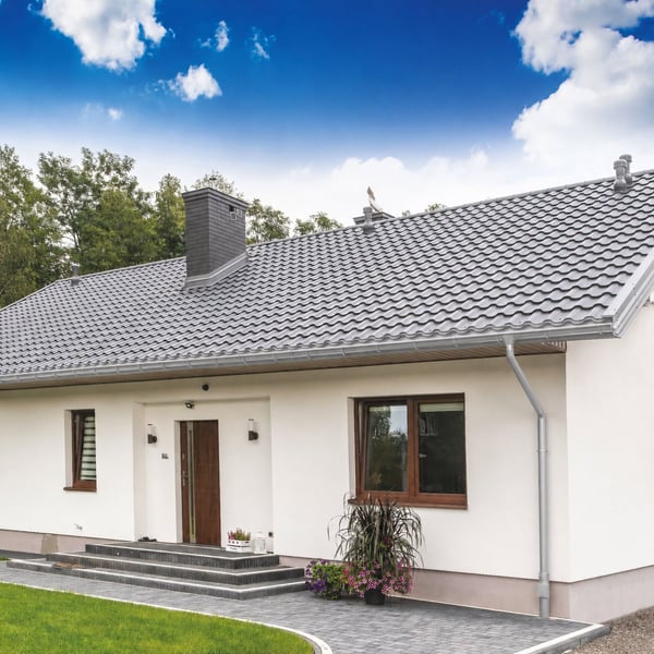 Witte woning met Niagara dakgoten en regenpijpen in zilver-metallic (RAL 9006) aan de gevel