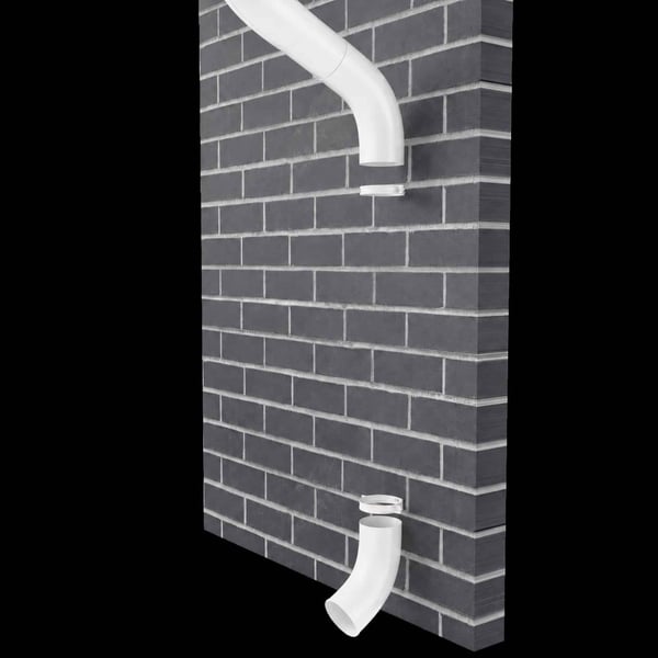 Witte afvoerbuis met bocht en aansluitstukken op een donkere bakstenen muur, montagevoorbeeld