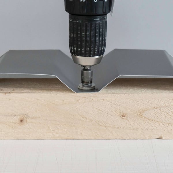 Montage van een RVS schroef Zilver-Metallic RAL 9006 in diepte met accuschroevendraaier, eindfase