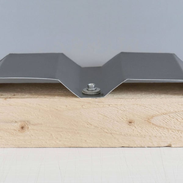 Gemonteerde RVS schroef Zilver-Metallic RAL 9006 in diepte van damwandplaat op hout