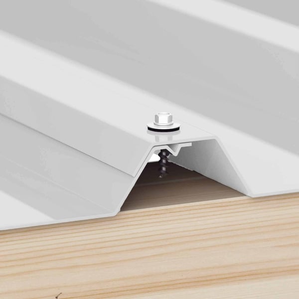 RVS schroef blank bevestigt overlap van twee witte damwandplaten op houten onderconstructie