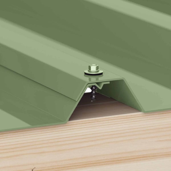 RVS schroef Resedagroen RAL 6011 bevestigt een kantdeel op een houten ondergrond