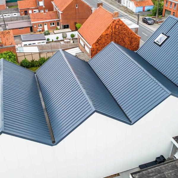 Dak met sandwichpaneel ECO 1000-30, antracietgrijs, van bovenaf met omgeving