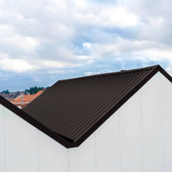 Dakoverzicht met Joris Ide sandwichpanelen ECO 1000-30 dak, RAL 8019, op een gebouw