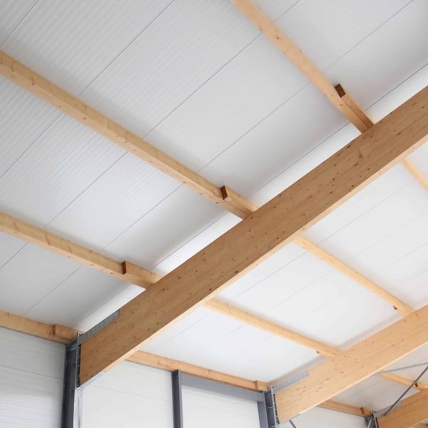 Binnenaanzicht van een dak met sandwichpanelen Roof 1000-40 en houtconstructie