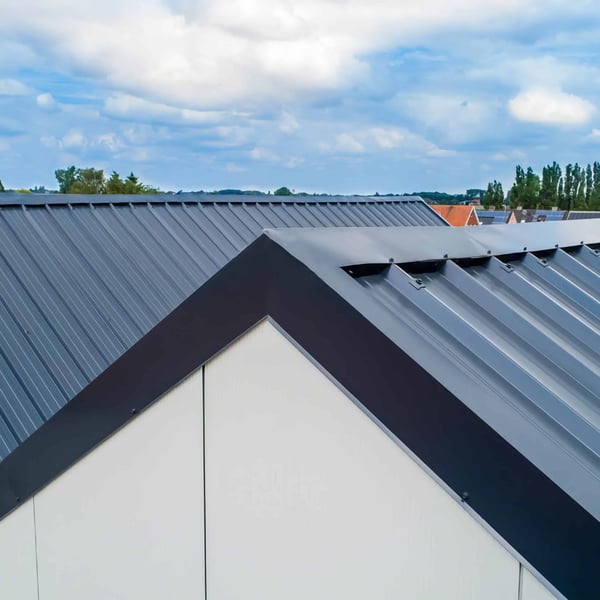 Daknok met antracietgrijze sandwichpanelen Roof 1000-40 en ventilatie-elementen