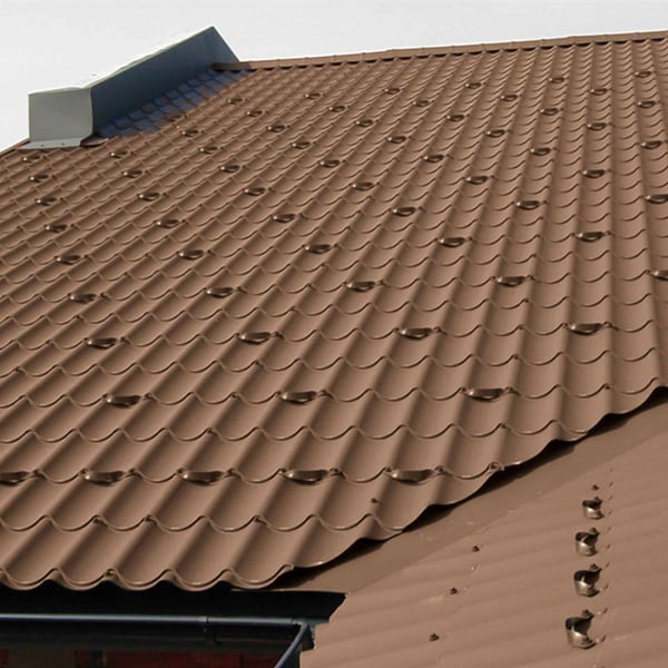 Sneeuwvangbeugel aluminium 1,75 mm donkerbruin gemonteerd op dakpanplaat, verlegging