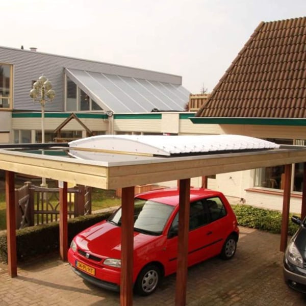 Stabilight polycarbonaat lichtplaat, 10 mm, helder, gebogen, als carportdak boven rode auto