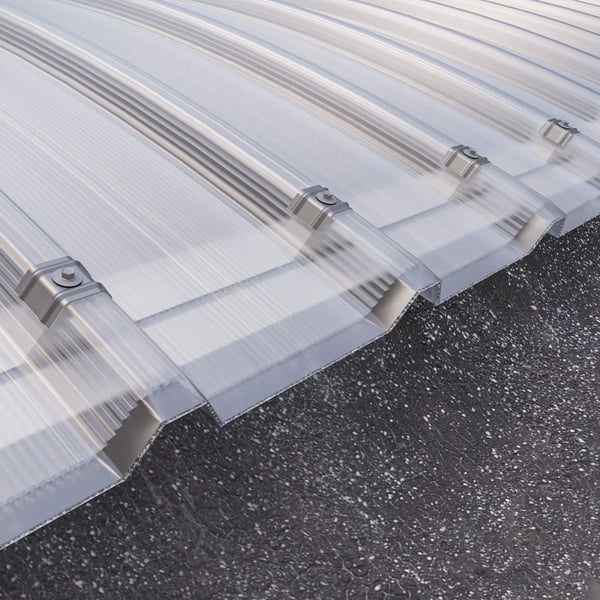 Detail van de bevestiging van een gebogen lichtplaat van helder polycarbonaat