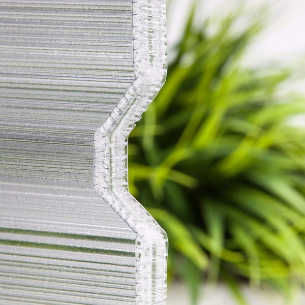 Doorsnede van de 10 mm dikke polycarbonaat lichtplaat met honingraatstructuur