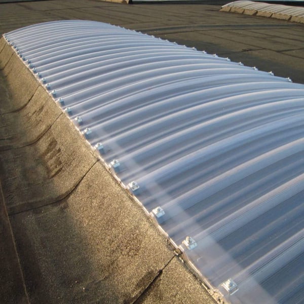 Gebogen polycarbonaat lichtplaat 10mm, helder, gemonteerd op een daknok