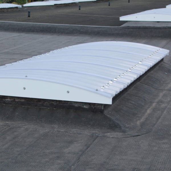 Gebogen polycarbonaat lichtplaat 10mm, helder, gemonteerd op een plat dak