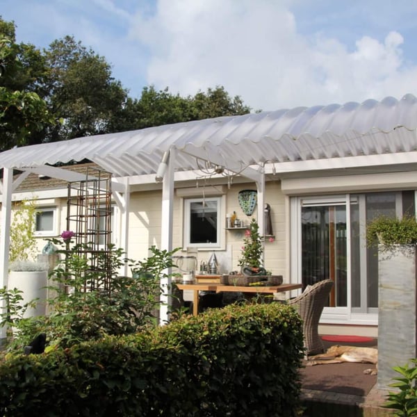 Gebogen lichtplaat van helder polycarbonaat als terrasoverkapping