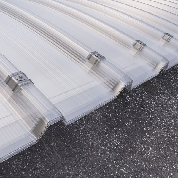 Detail van de bevestiging van een gebogen lichtplaat polycarbonaat 20mm op een dak