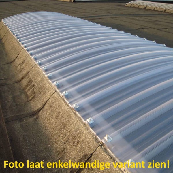 Gebogen lichtplaat polycarbonaat 20mm op een plat dak, schuin aanzicht
