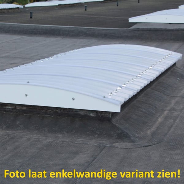 Gebogen polycarbonaat lichtplaat 20 mm, helder, op plat dak gemonteerd, opmerking over enkelwandige variant