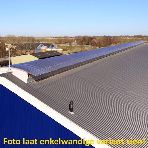 Lange rij gebogen polycarbonaat lichtplaten 20 mm, helder, op een bedrijfsdak