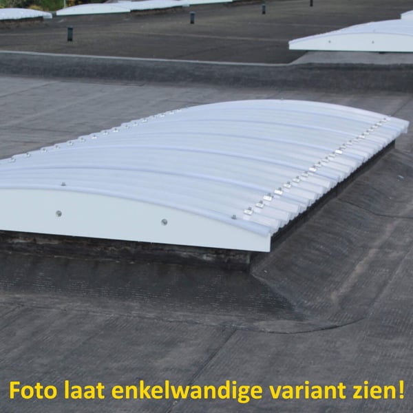 Gebogen lichtplaat polycarbonaat 20mm, helder, op een plat dak gemonteerd, zijaanzicht