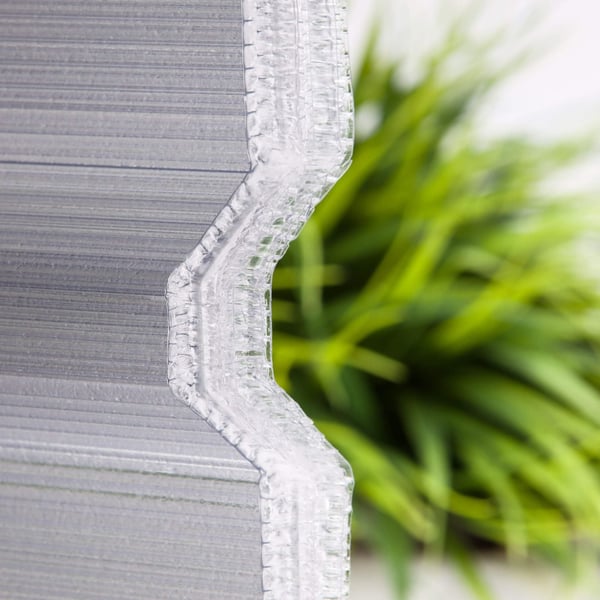 Doorsnede van een heldere polycarbonaat lichtplaat 20mm met honingraatstructuur
